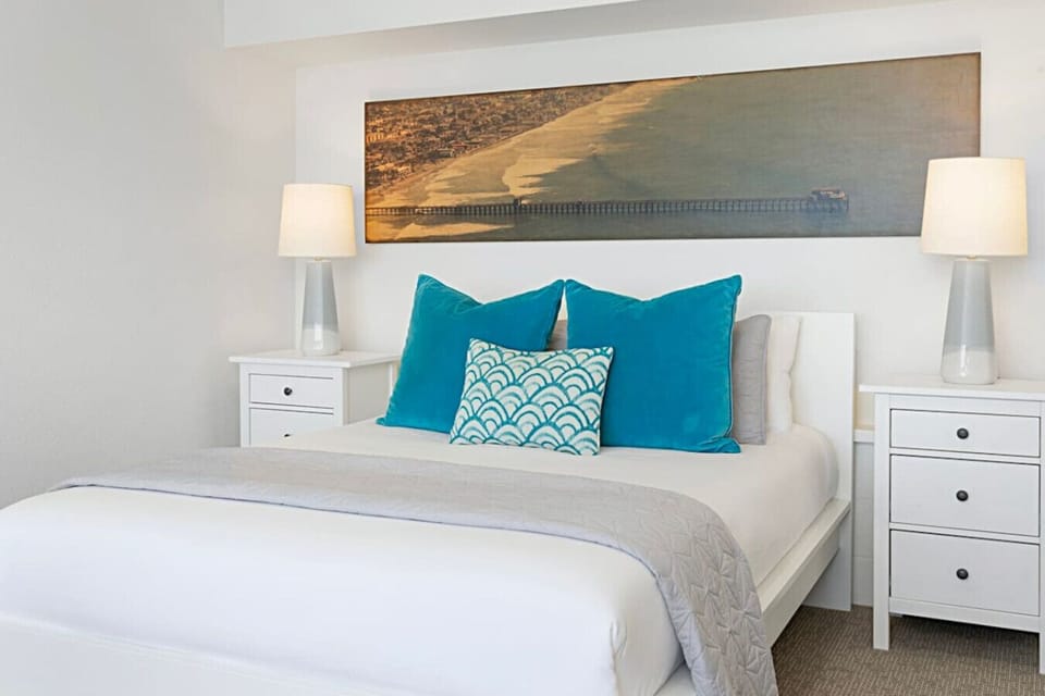 Oceanfront rental in Oceanside California, Beachfront vacation rental, Oceanside beach house, Nearby  beach access nearby, Private sandy backyard, Fire pit on the beach, No street between house and ocean, Walk to Oceanside Pier, Walk to restaurants and co