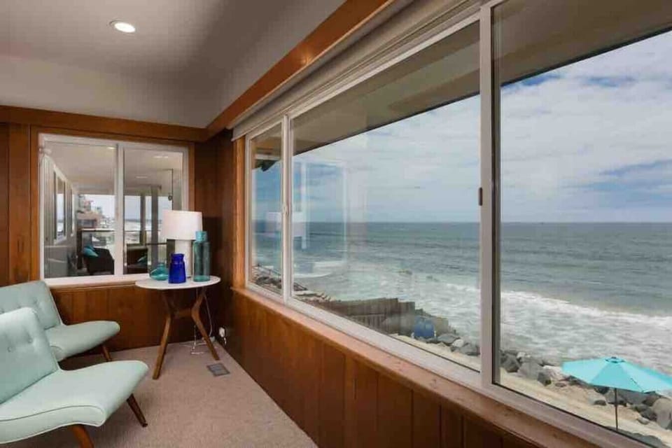 Oceanfront rental in Oceanside California, Beachfront vacation rental, Oceanside beach house, Nearby  beach access nearby, Private sandy backyard, Fire pit on the beach, No street between house and ocean, Walk to Oceanside Pier, Walk to restaurants and co