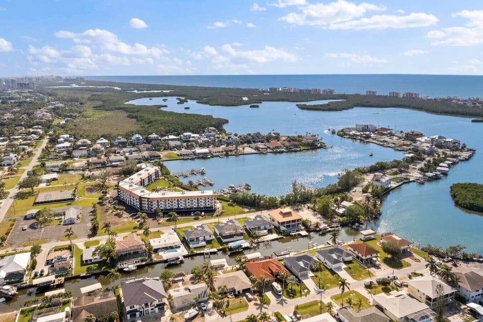 Peaceful canalfront neighborhood just minutes from beaches and dining