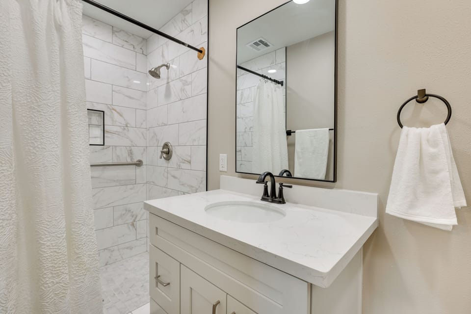 Full Bathroom | Complimentary Toiletries | Hair Dryer