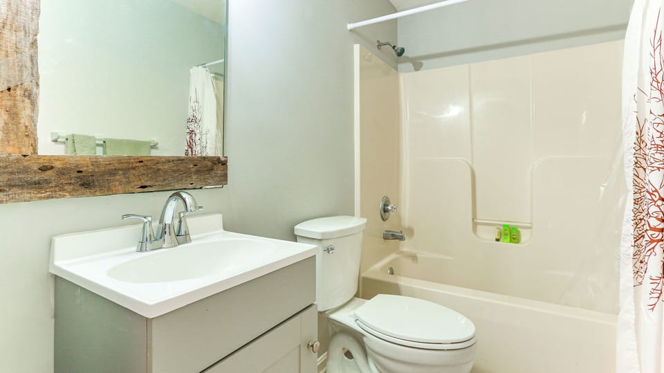 Full Bathroom | Lower Floor | Towels Provided