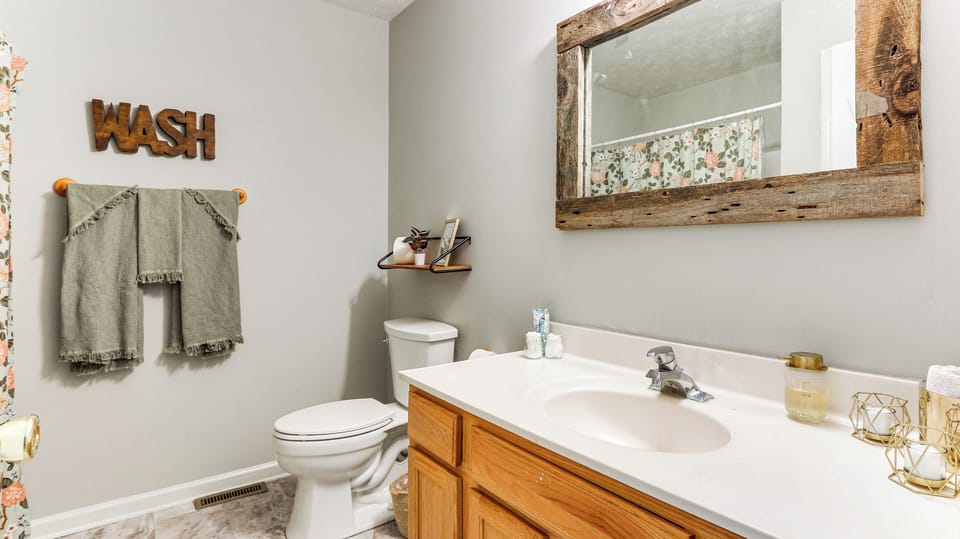 Full Bathroom | Upper Floor | Towels Provided