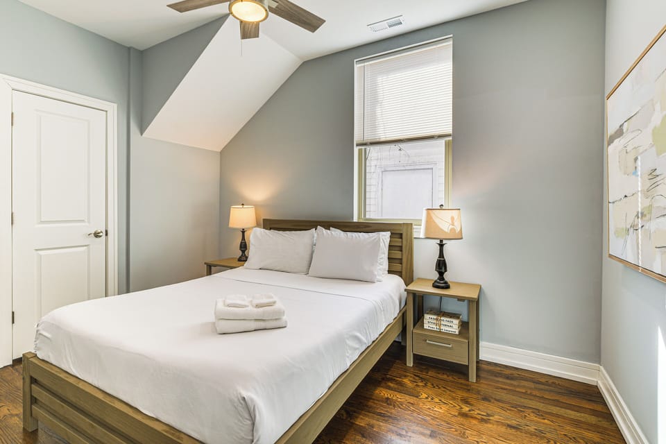 Bedroom 1 | Queen Bed