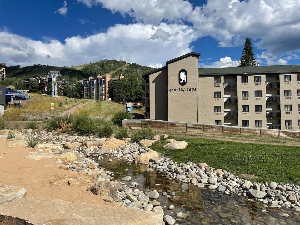 Step outside to mountain scenery and an unbeatable slopeside setting.