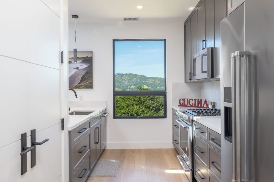 Full kitchen with Kitchen Aid appliances