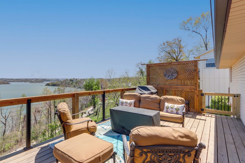 Deck | Upper Level | Gas Grill | Outdoor Seating & Dining