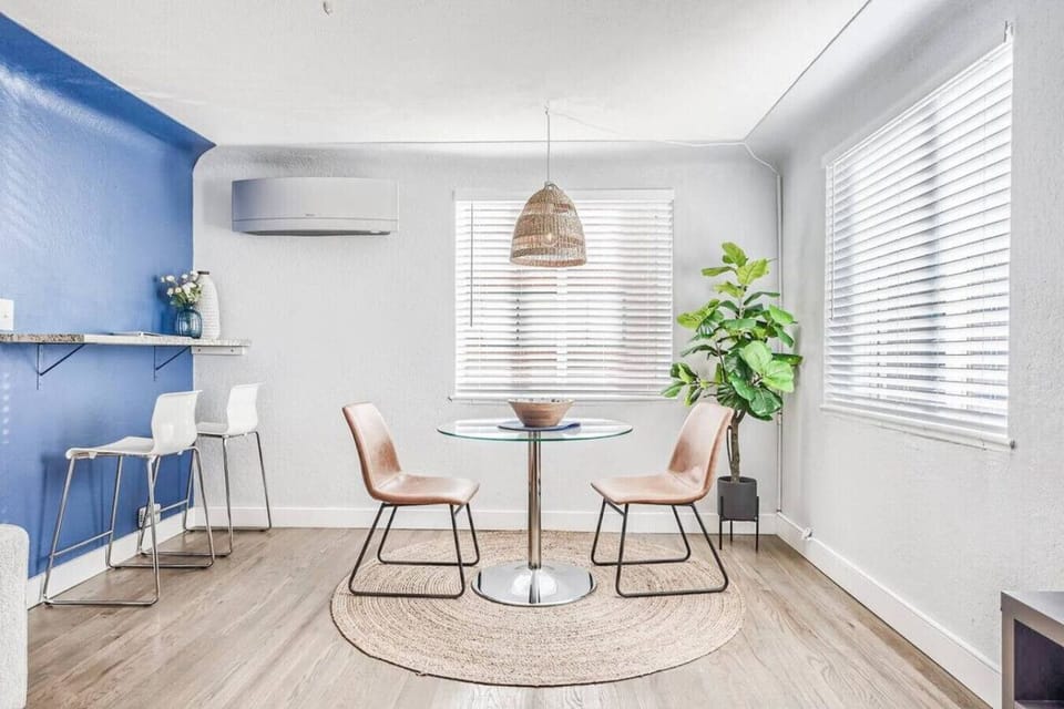 Cheers to delicious moments! 🍽️