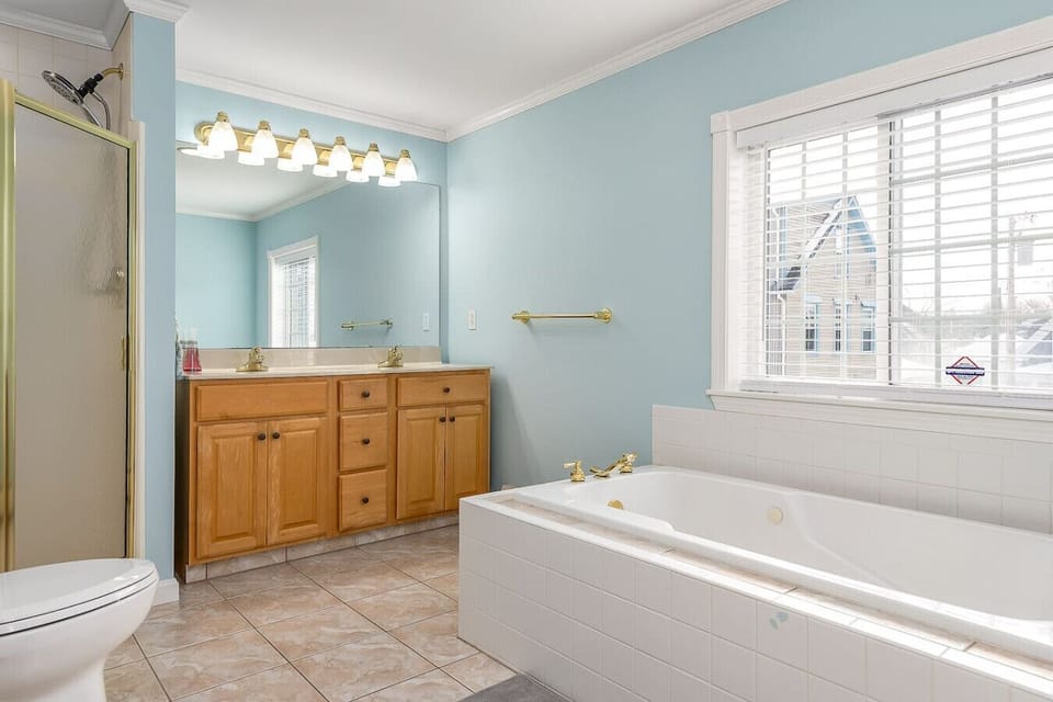 Full Ensuite Master Bathroom - 2nd Floor