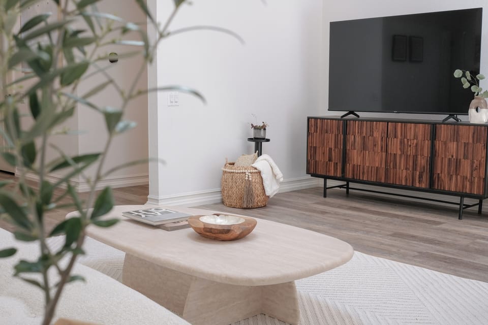 Coffee table & TV