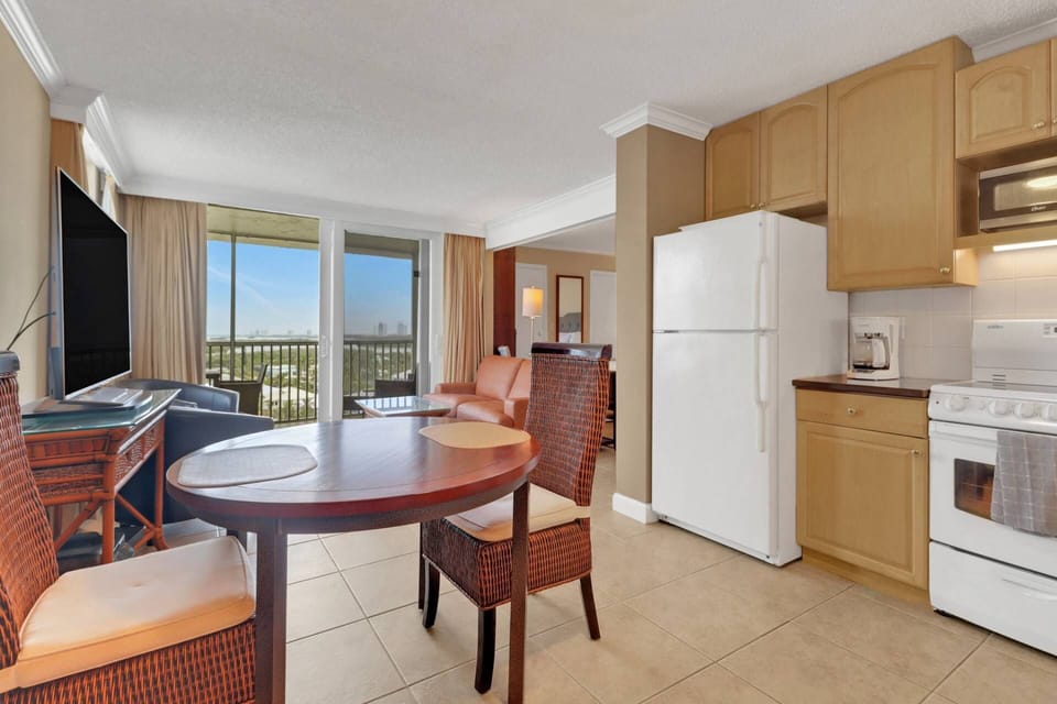 A nice 10th floor view from the kitchen & dining table