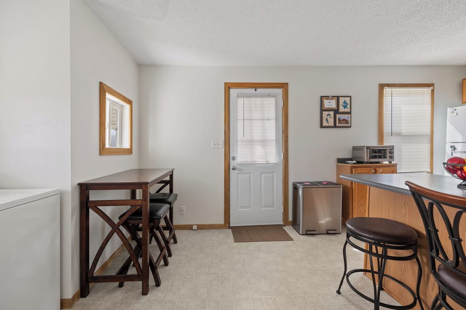 Kitchen Sitting Area 