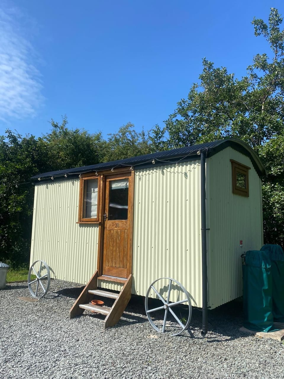 Hut2028202