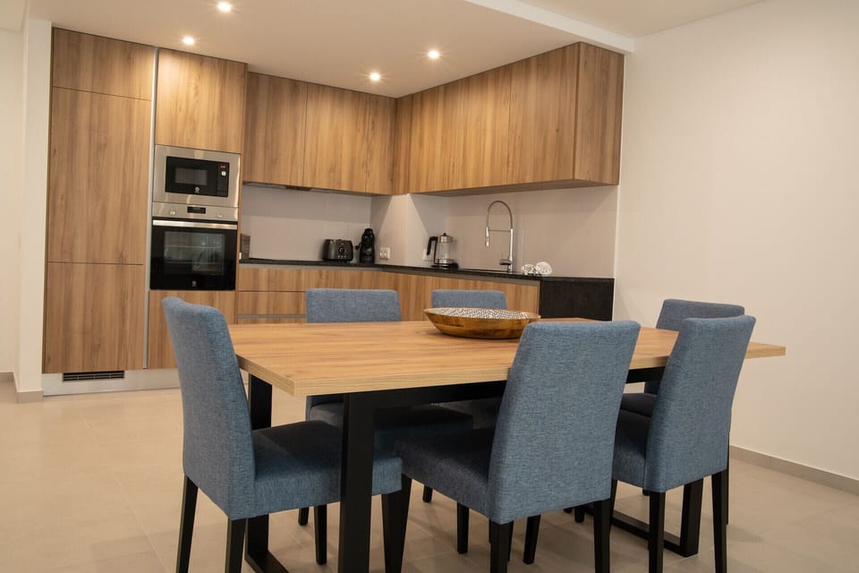 Welcome to Refúgio da Muralha! A cozy apartment in Nazaré, close to everything, perfect for relaxing and exploring the village and its stunning views.
