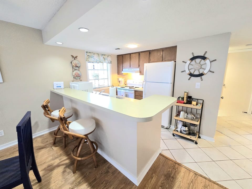 Kitchen/Breakfast Bar