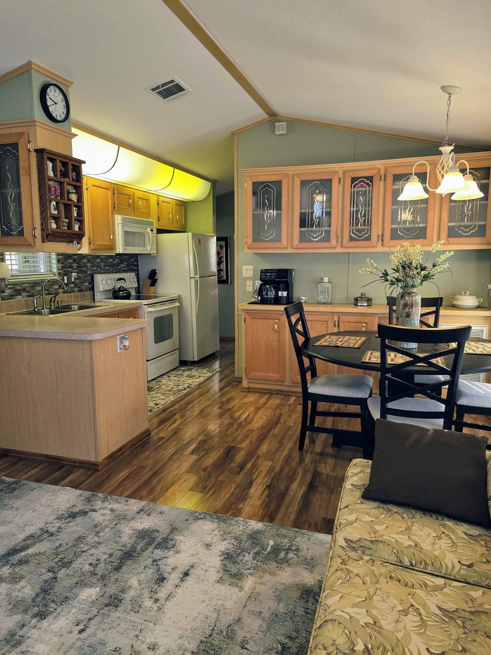 Eat-in Kitchen w/Dishwasher
