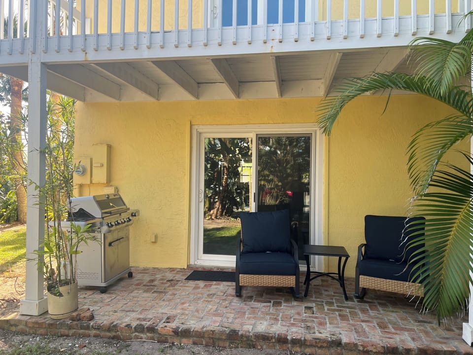 Back patio with bbq grill