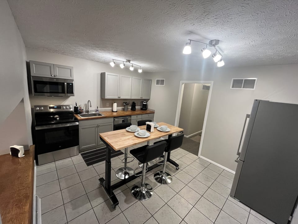 Kitchen with eat-in island