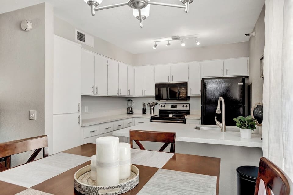 Kitchen/Dining Area