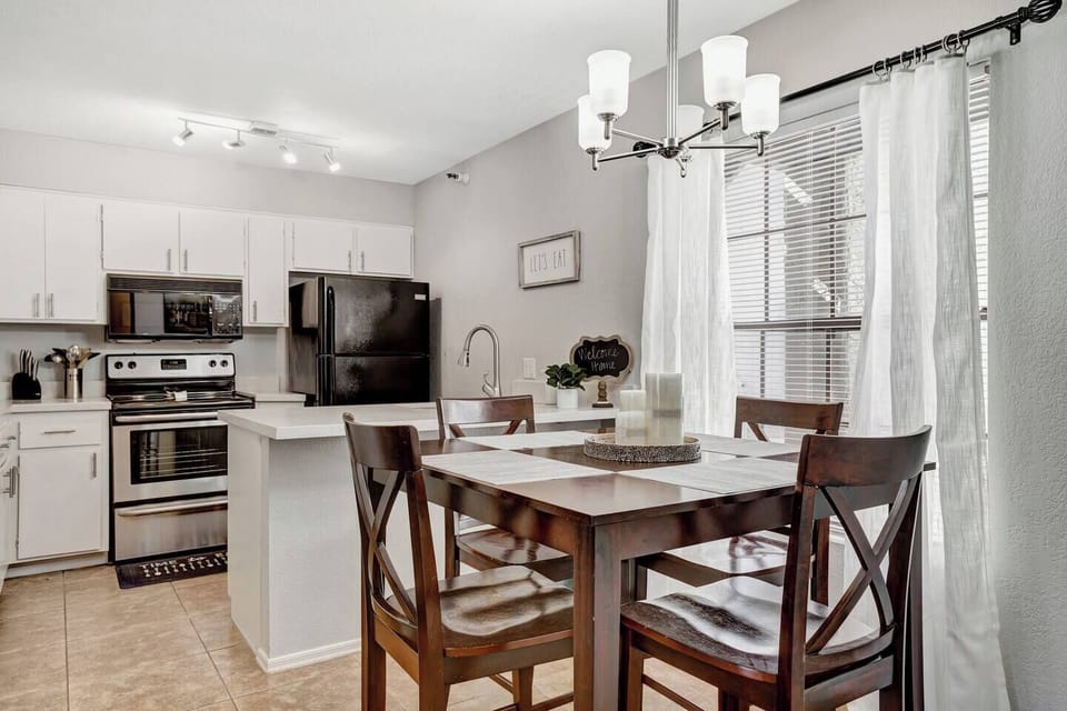 Kitchen/Dining Area