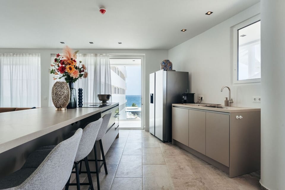 Bright mornings and ocean views! This cheerful kitchen is ready for delicious meals and joyful moments.