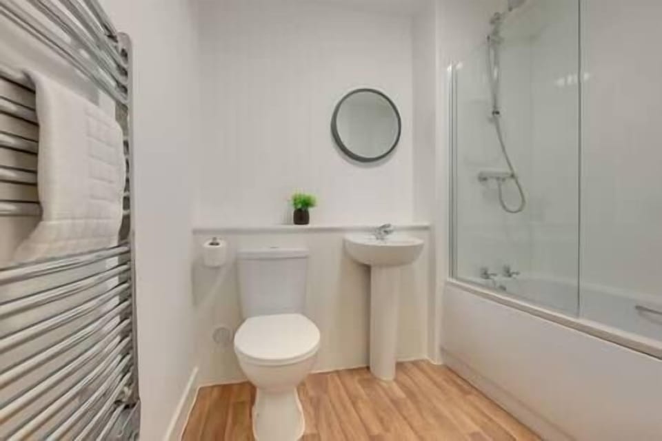 Large and modern bathroom