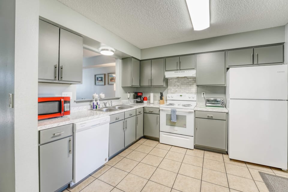 Fully equipped kitchen with all the appliances you need for a seamless and convenient stay.