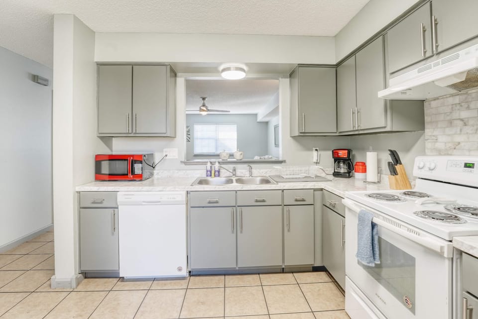 Spacious kitchen designed for comfort, perfect for enjoying home-cooked meals while away from home.