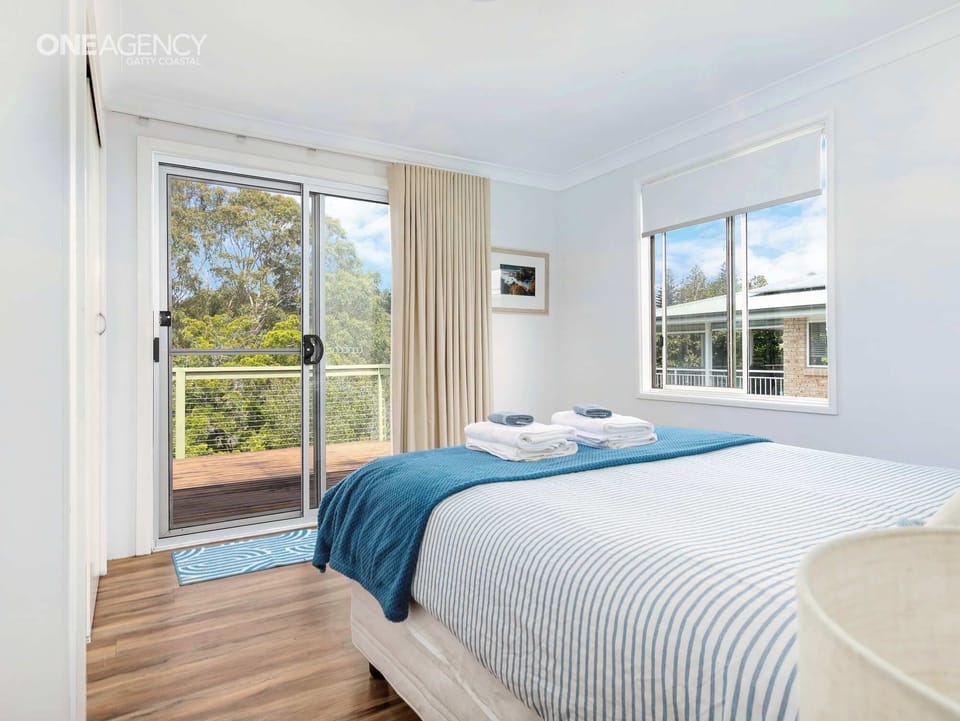 Upper level - Bedroom 2 - Queen Bed