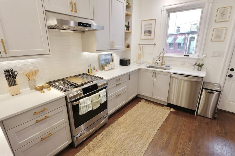 Equipped with all you would need to create a delicious meal, such as pots, pans, cooking utensils! 
