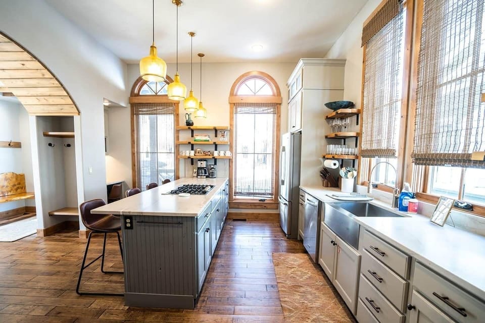 Kitchen has great layout for easy meal prep.