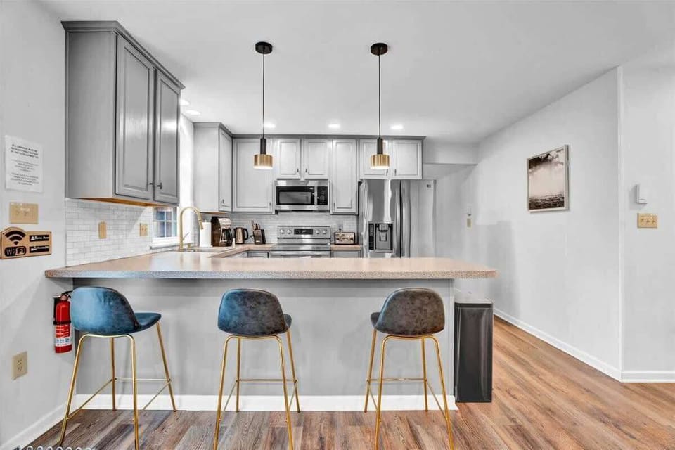 Kitchen Breakfast Bar with Seating for Four