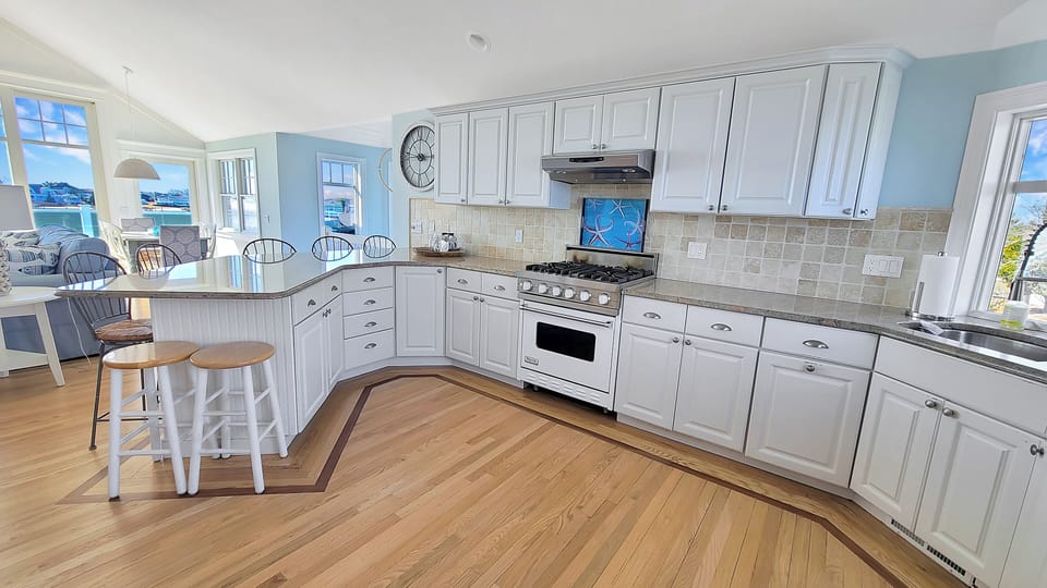 Nicely-equipped kitchen