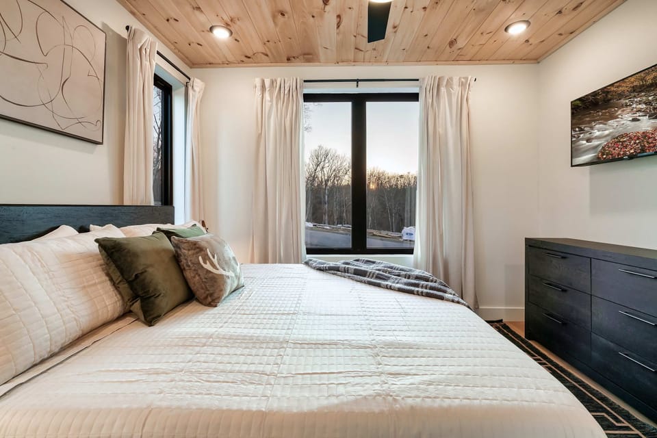 Relax in style with stunning views and elegant decor for ultimate comfort!