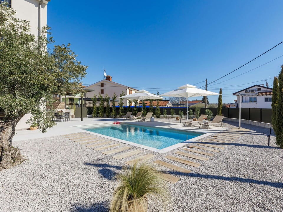Swimming Pool, Outdoor Furniture, Resort, Sunlounger, Shade, Hotel, Resort Town, Thermae, Eco Hotel, Umbrella
