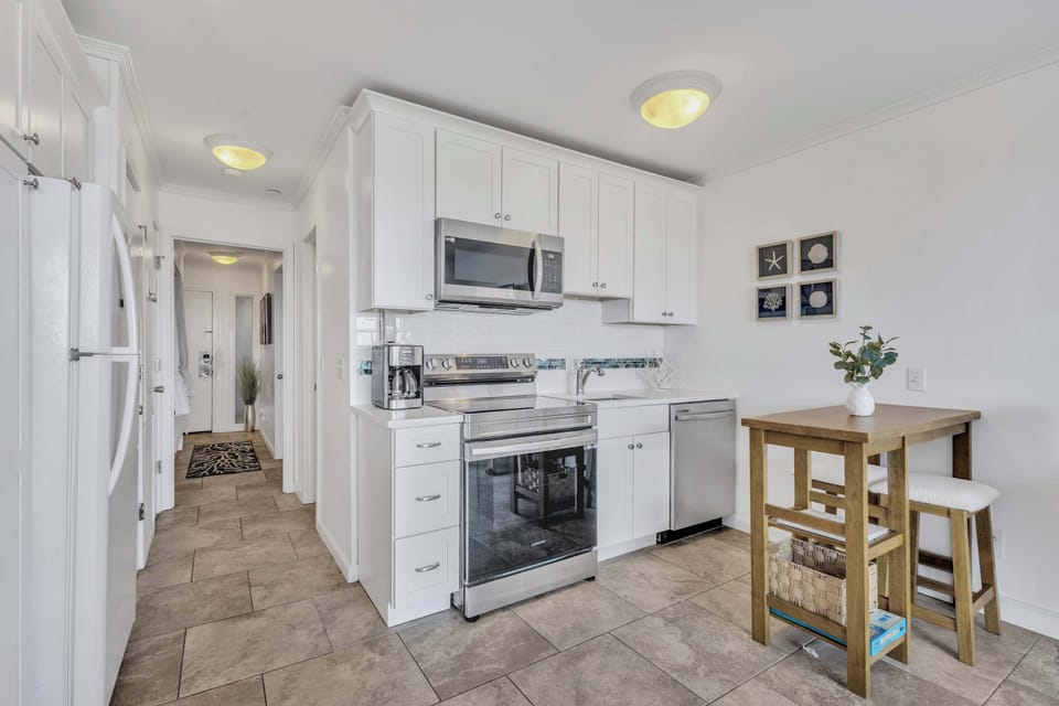 Cook up something special! 🍳👩‍🍳 This fully stocked kitchen has everything you need, plus a fridge to keep your beach snacks fresh. #IslandDining