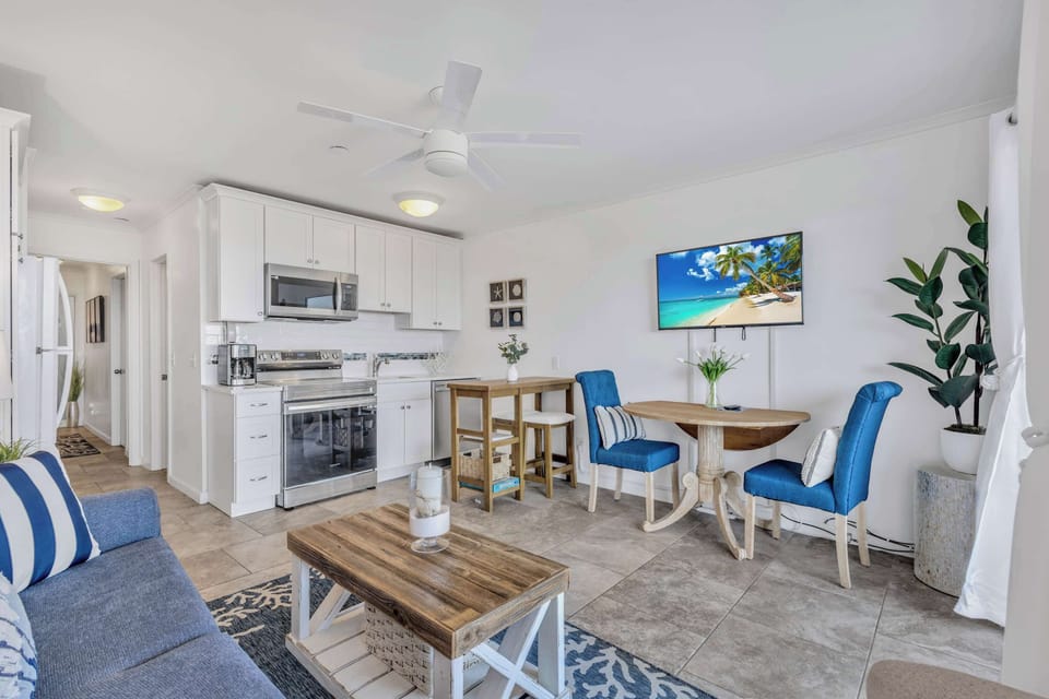 Dine in style! 🍽️ Pull up a chair and enjoy a delicious meal or a quick bite before hitting the beach. #CoastalComfort