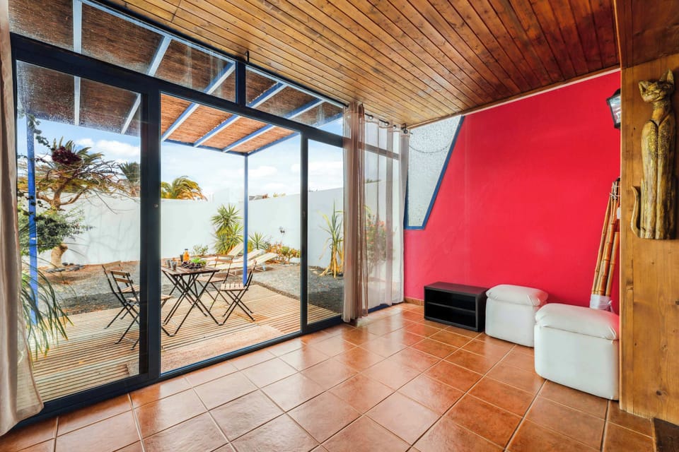 Vista desde el interior: conexión perfecta entre exterior y salón chill-out