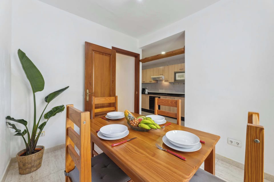 Comedor acogedor junto a la cocina equipada, perfecto para cenas en casa