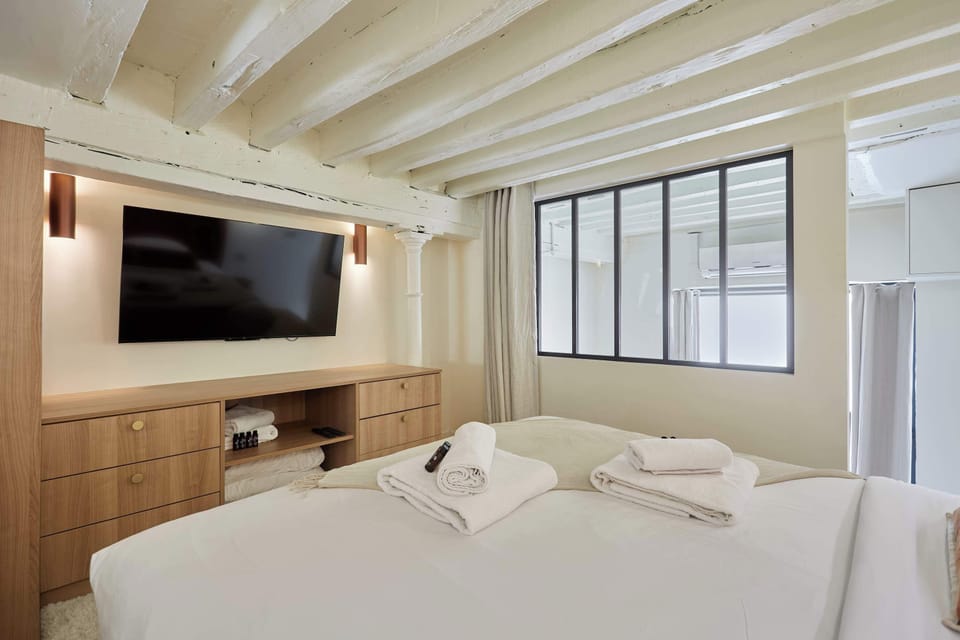 Chambre en mezzanine avec lit queen size et smart tv
