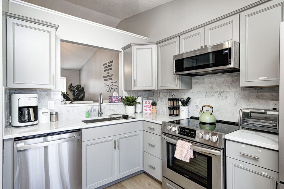 This kitchen has everything you need to cook a meal!