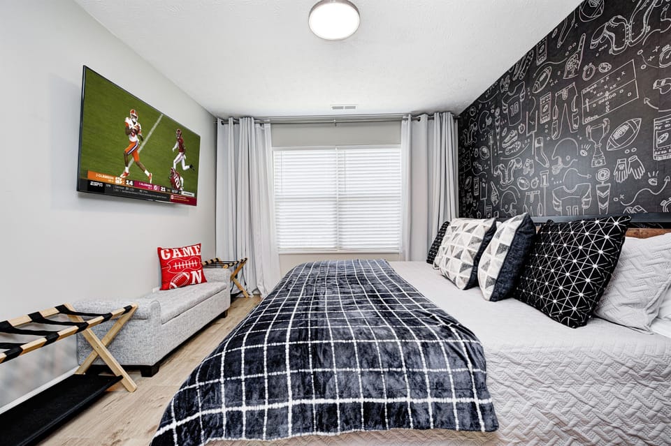 Rlax in this spacious king bedroom with 60in smart TV
