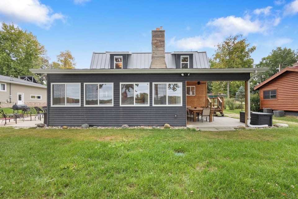 Great lake house on Great Bear Lake! Two outdoor seating areas available 