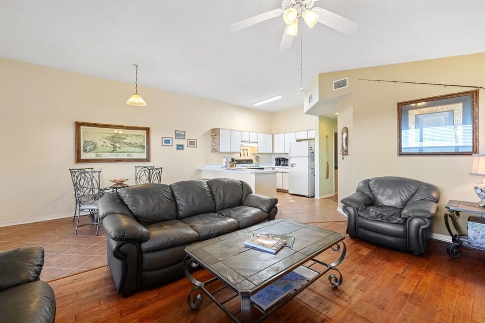 Living room with Spectrum TV and seating for 6