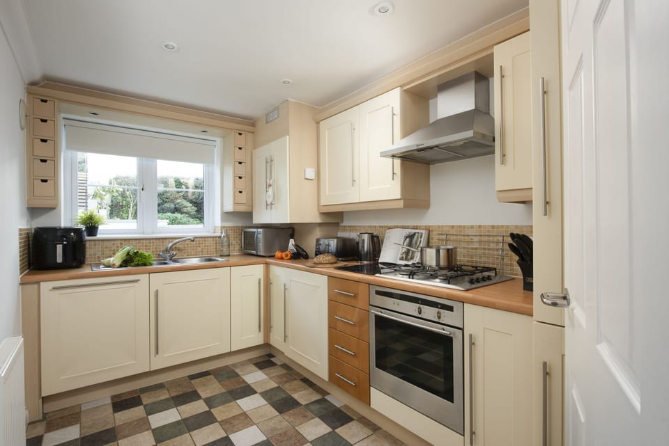 Kitchen with airfryer, microwave and dishwasher - Bay View, Compass Point