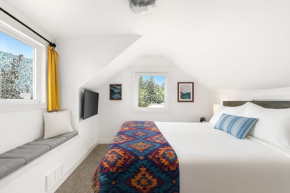 Morning light, Enchantment views, and cozy comfort — your retreat awaits.