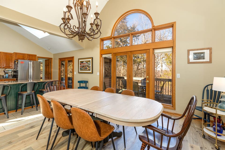 Large Dining area -- table can accommodate 8 comfortably with additional seating at the breakfast bar and additional chairs for the dining table.