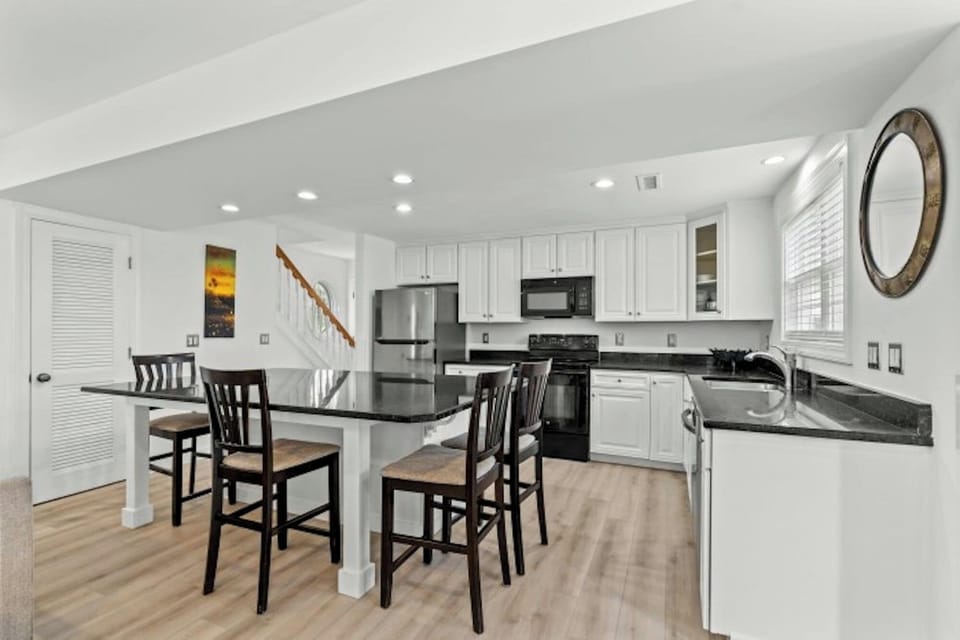 All modern appliances to make meal preparation a breeze.