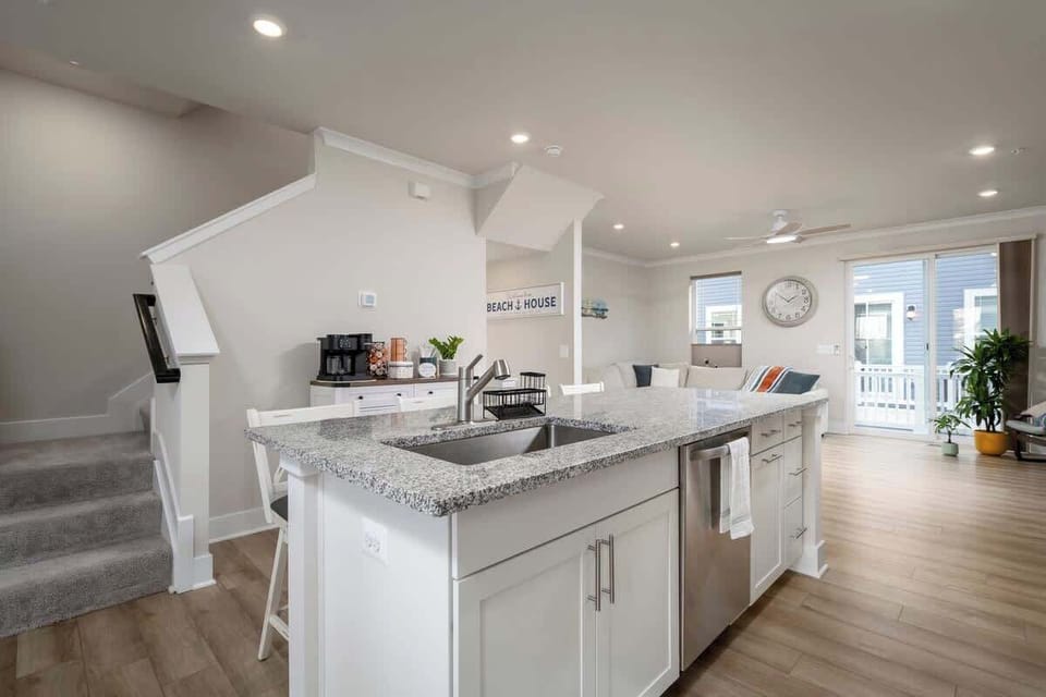 A large, deep sink 🧼 is perfect for handling family cleanups with ease!