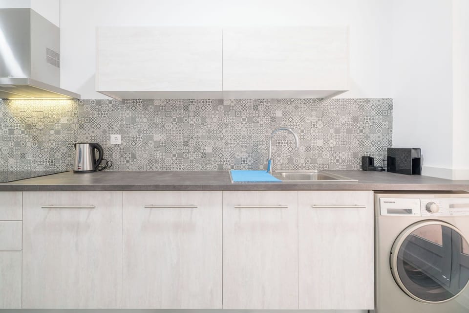 Kitchen with dishwasher and washingmachine