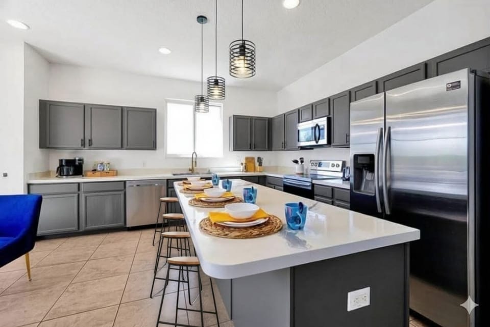 Fully equipped kitchen with kitchen island with bar seating for 4
